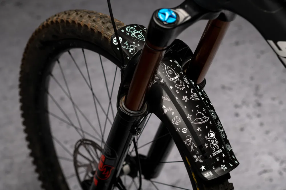 Bestpreis DYEDBRO Decal Kit für Fox Racing Shox 36 / 38 Mudguard XL - space trip